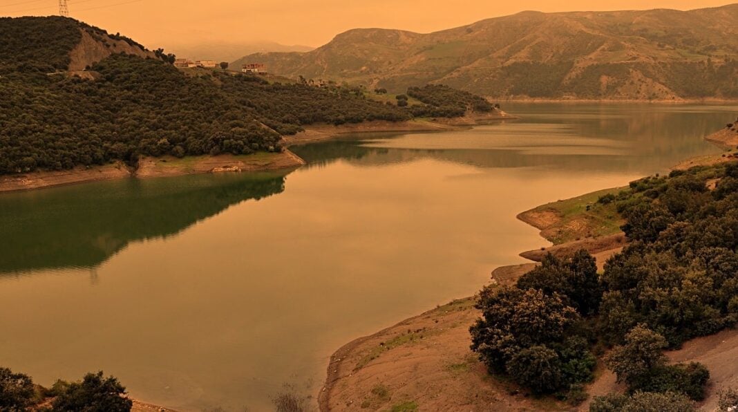 Algérie : Une terrible menace pèse sur les barrages Barrage en Algérie avec eaux calmes et paysage montagneux.