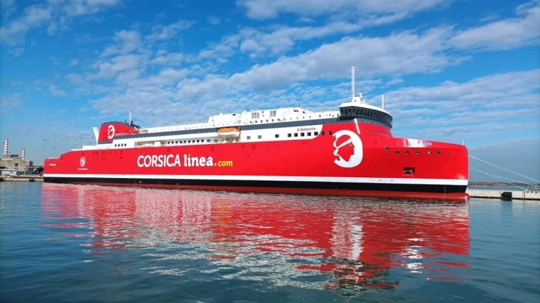 Traversées vers l’Algérie : Corsica Linea ouvre des réservations Ferry Corsica Linea rouge en mer avec ciel bleu.