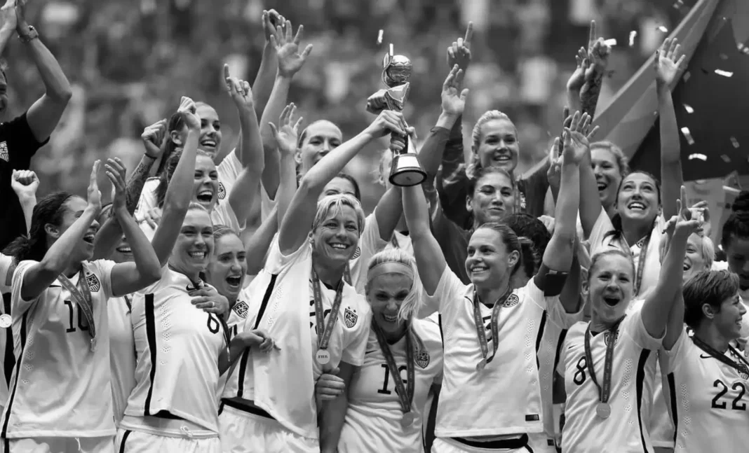 L’Arabie Saoudite finance un mondial féminin de football Équipe féminine de football célébrant leur victoire avec un trophée.
