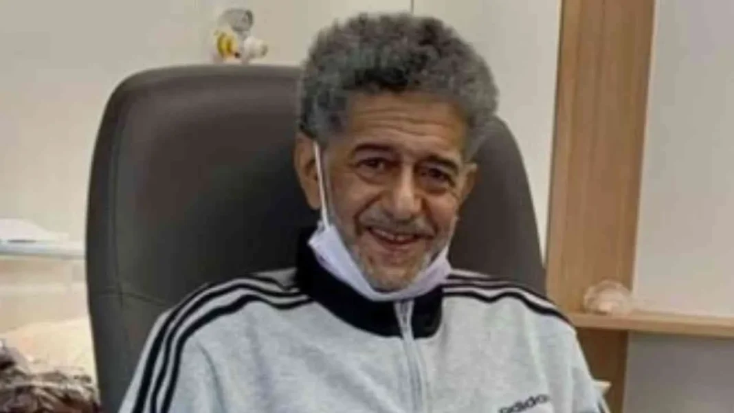 Acteur Salah Aougrout souriant en visite en Algérie.