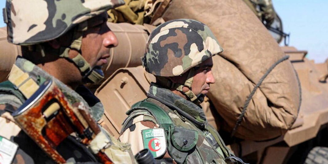 Algérie : deux terroristes arrêtés à la frontière avec le Mali Soldats en uniforme avec équipement militaire à la frontière algérienne.