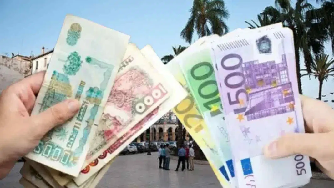 Algérie : vers la fermeture définitive du marché noir de la devise Distribution de billets de banque algériens en plein air.