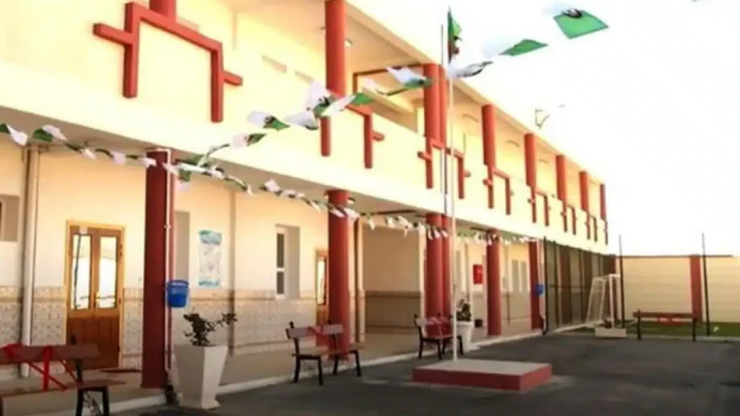 Éducation en Algérie : Un directeur de lycée agressée par trois élèves Cour d'école avec bancs et décorations dans un lycée en Algérie.