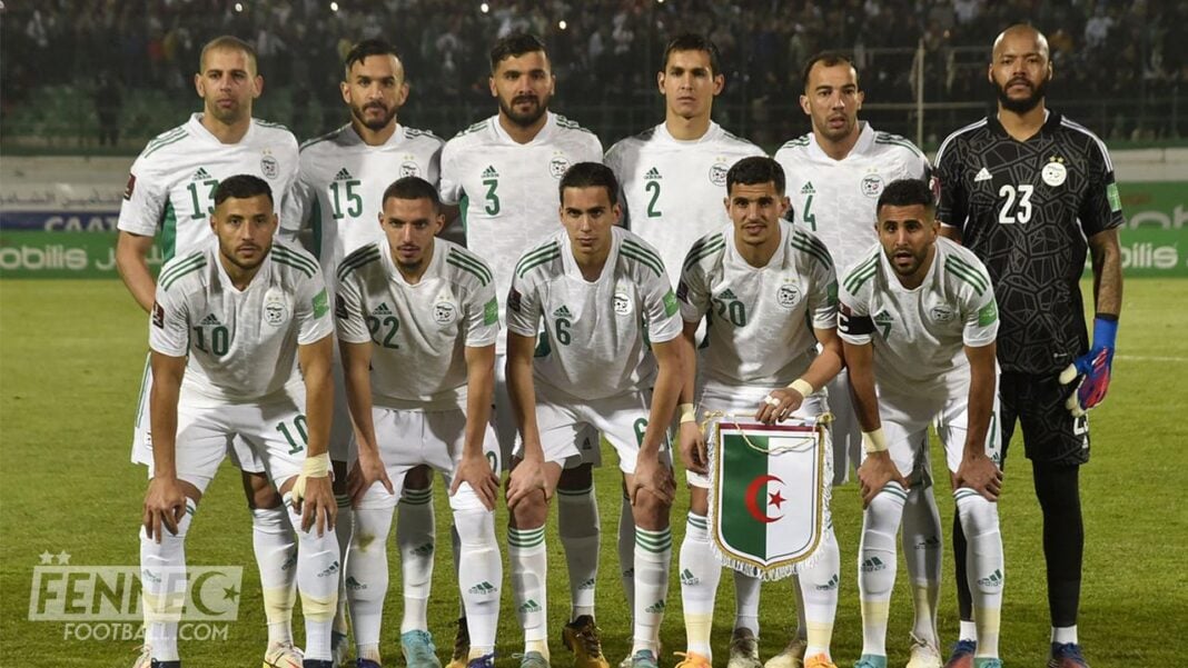 Equipe d’Algérie : la bonne nouvelle pour les supporters des verts Les joueurs de l'équipe d'Algérie en uniforme blanc sur le terrain.