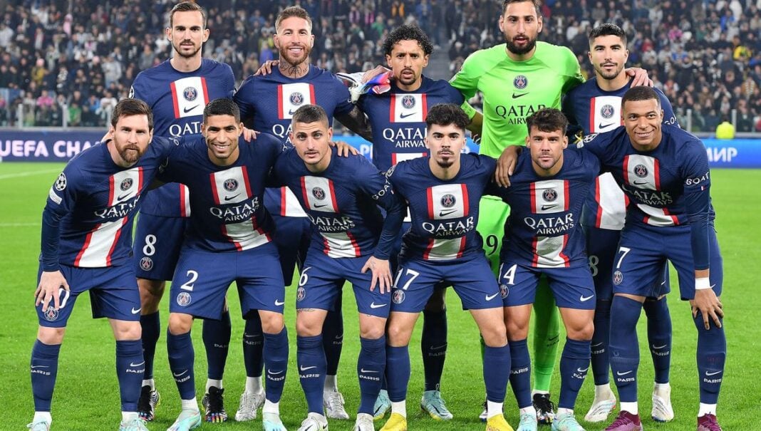 Équipe du PSG avant un match important Les joueurs du PSG en formation d'équipe sur le terrain.