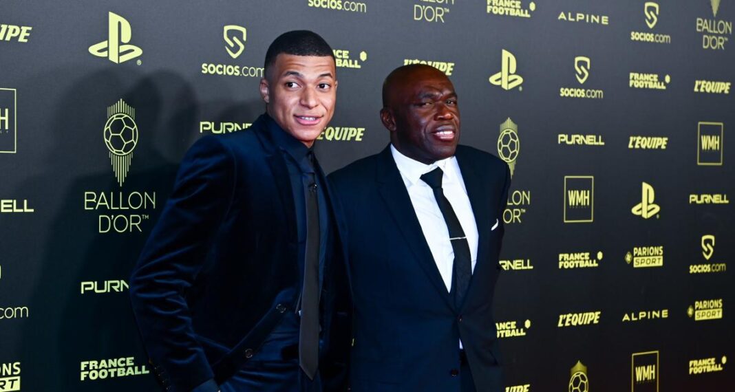 Incroyable! un « faux » père de Kylian Mbappé arrêté Kylian Mbappé avec un homme lors d'une cérémonie de football.