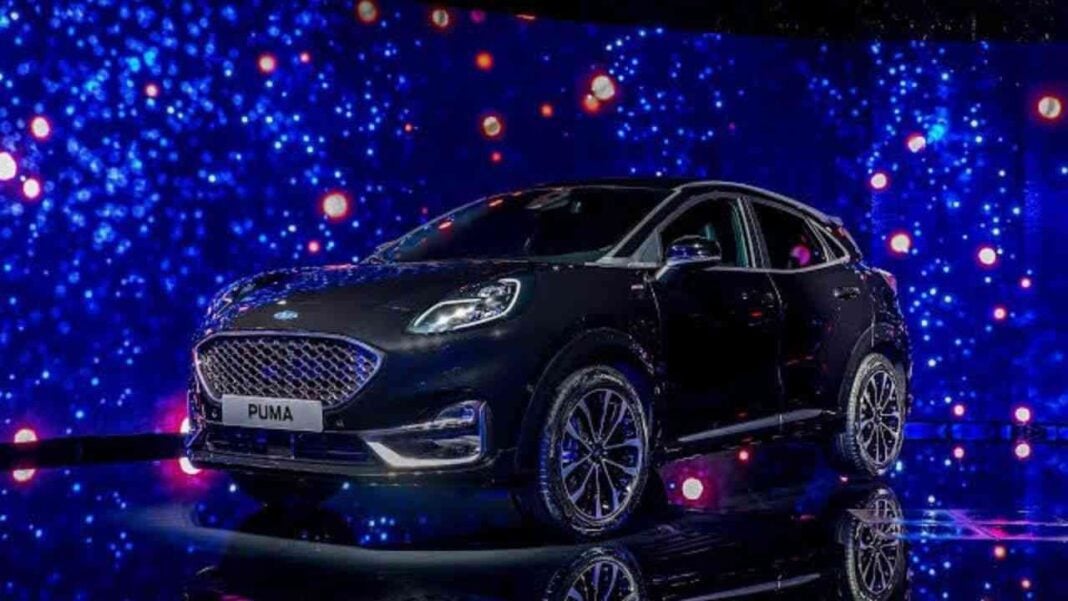 Aubaine : Ford Puma fait irruption en Algérie pour la première fois à ce prix alléchant Ford Puma noire exposée avec décor lumineux bleu et rouge.