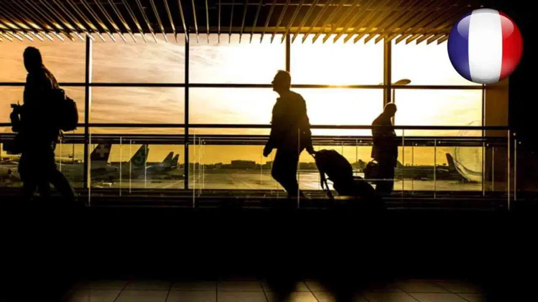 France : une famille algérienne expulsée très tôt ce matin Famille algérienne en transit à l'aéroport au coucher du soleil.