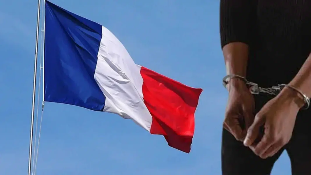 France : Plusieurs responsables marocains sous mandats d’arrêt pour cette raison Drapeau français flottant dans le ciel bleu clair.