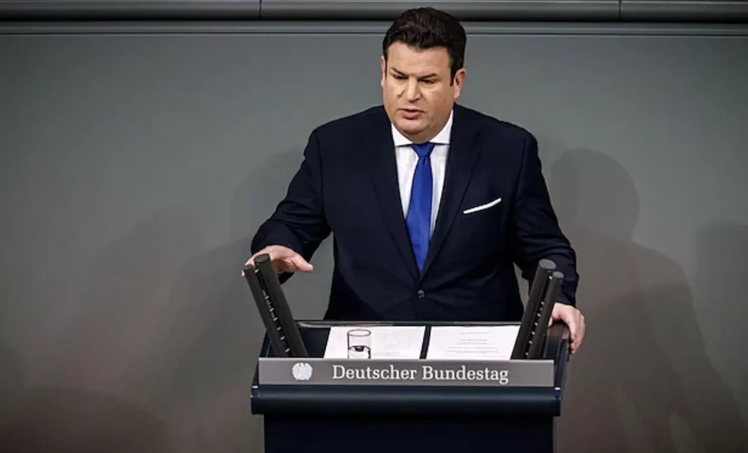 L’Allemagne fait une cour assidue à la main-d’œuvre tunisienne et marocaine pour cette raison Homme en costume parlant au Bundestag allemand.