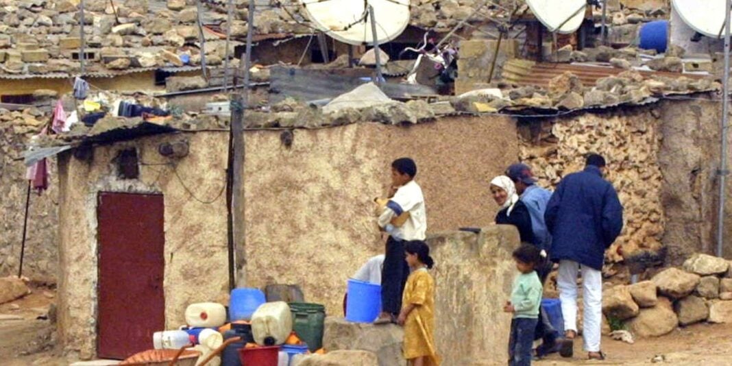L’Algérie devance le Maroc de très loin en indice du développement humain 2022 Famille dans un quartier informel en Algérie avec des habitations précaires.