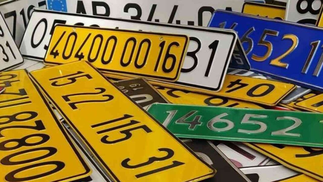Immatriculation automobile en Algérie : Voici la sanction contre les plaques non conformes Collection de plaques d'immatriculation algériennes variées.