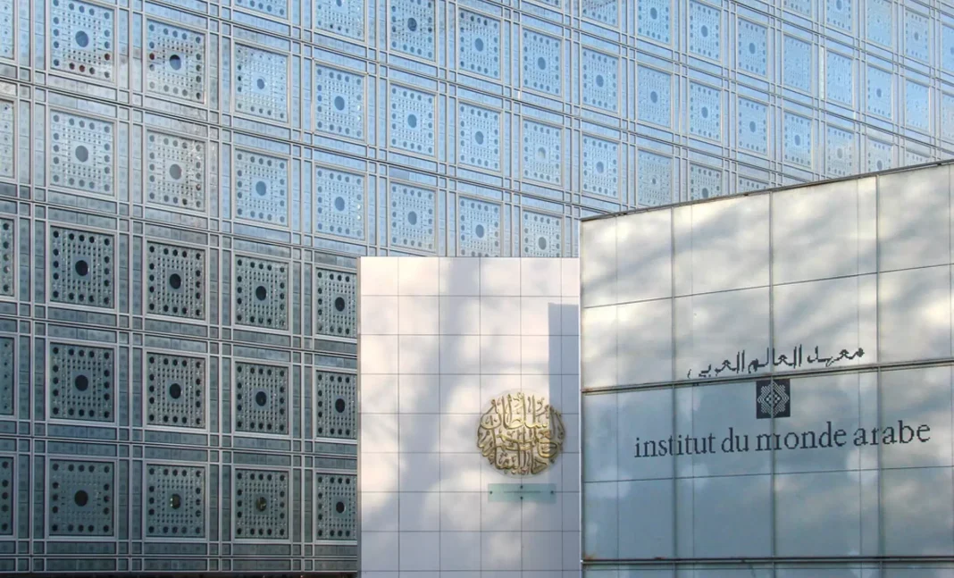 Ces trois ténors convoitent âprement la direction de l’Institut du monde arabe Façade moderne de l'Institut du Monde Arabe avec logo doré.