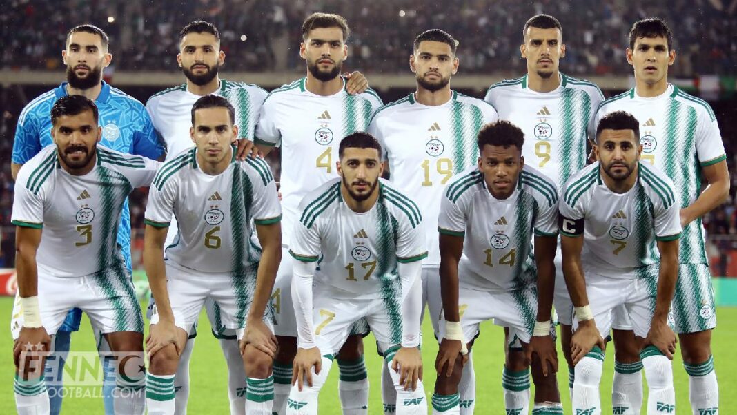 Groupe de joueurs de football algériens en tenue officielle.