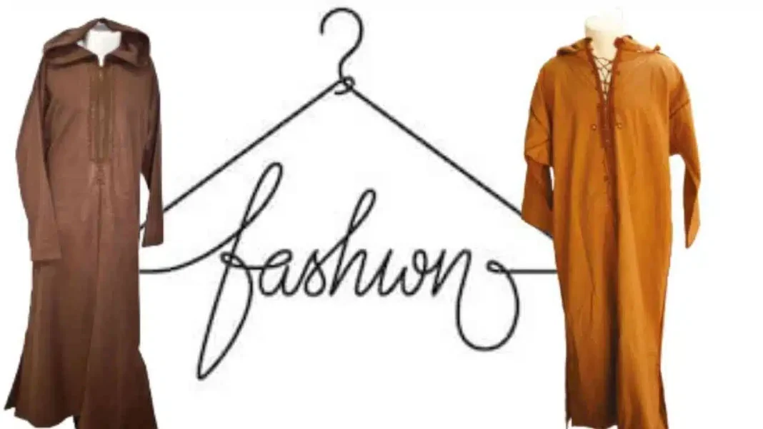 Incroyable : La kachabia algérienne dans une terrible concurrence avec les manteaux les plus luxueux Kaftan algérien traditionnel en tissu léger, suspendu avec le mot 'fashion' écrit en fil.