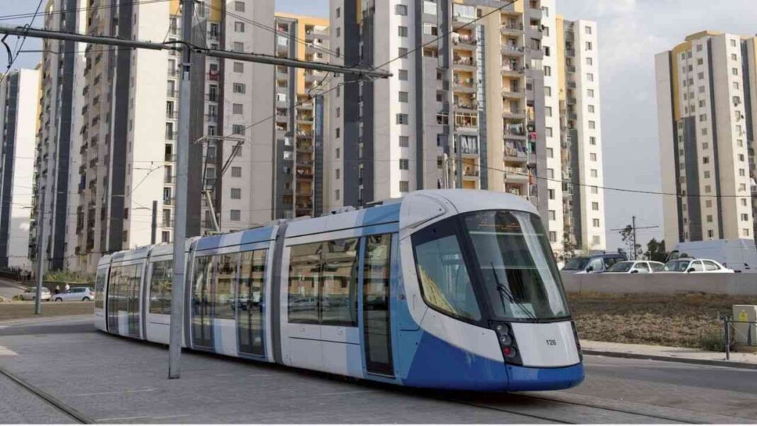 Ramadan 2024 : Découvrez les nouveaux horaires pour le métro d’Alger et les tramways Tramway moderne à Alger avec bâtiments résidentiels en arrière-plan.