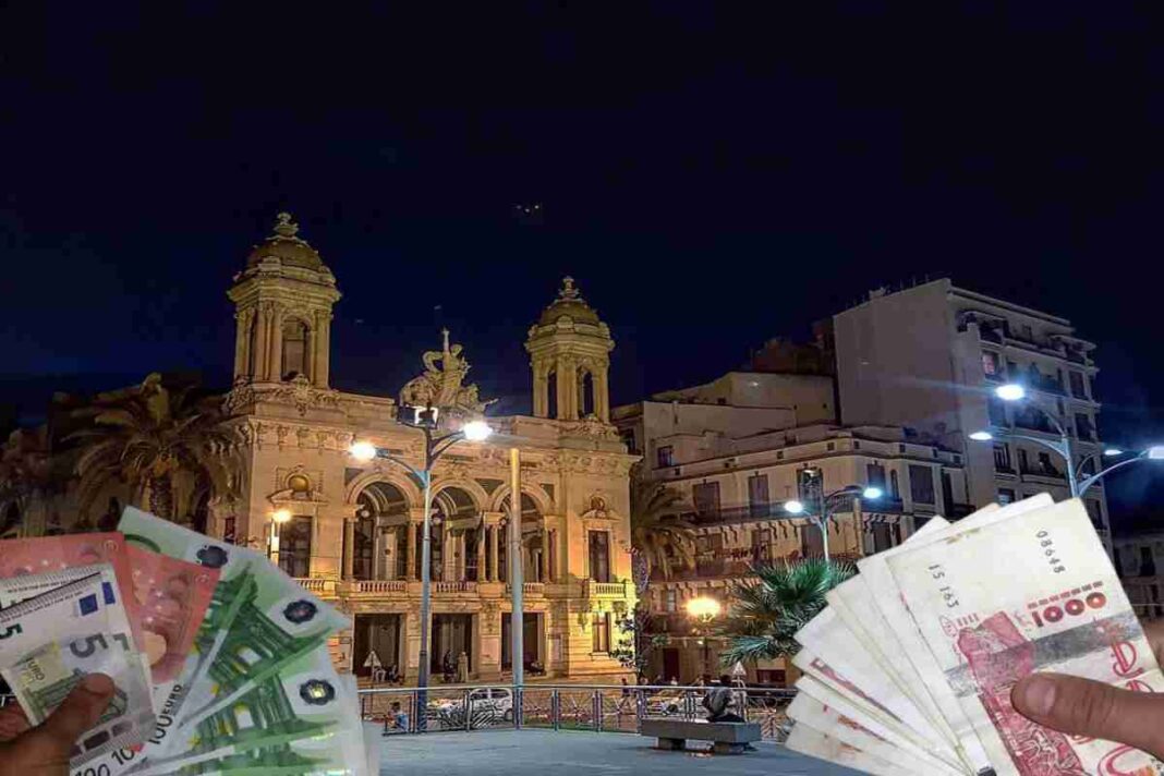 Banque et marché informel : voici le taux de change du dinar algérien ce 21 février Billets de dinar algérien devant une église illuminée la nuit.