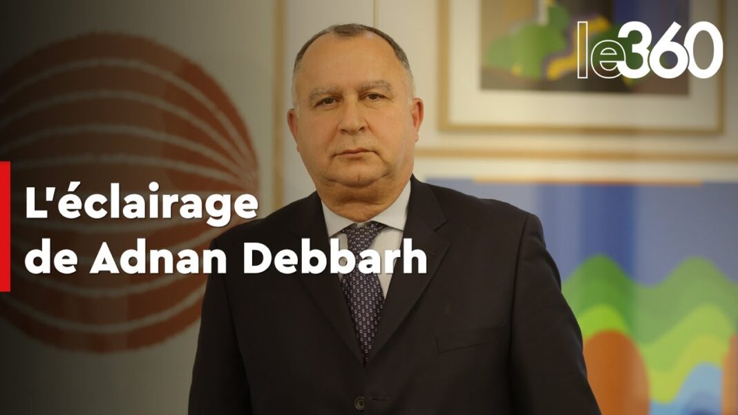 Adnan Debbarh en portrait lors d'une interview ou conférence.