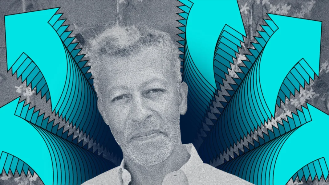 Portrait de Rachid Mbarki avec des flèches bleues en arrière-plan.