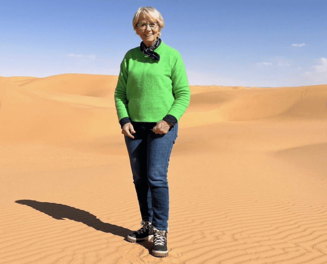 Emission « Le Meilleur Pâtissier » : Mercotte, vante l’Algérie de cette manière… Femme souriante dans le désert de dunes dorées.