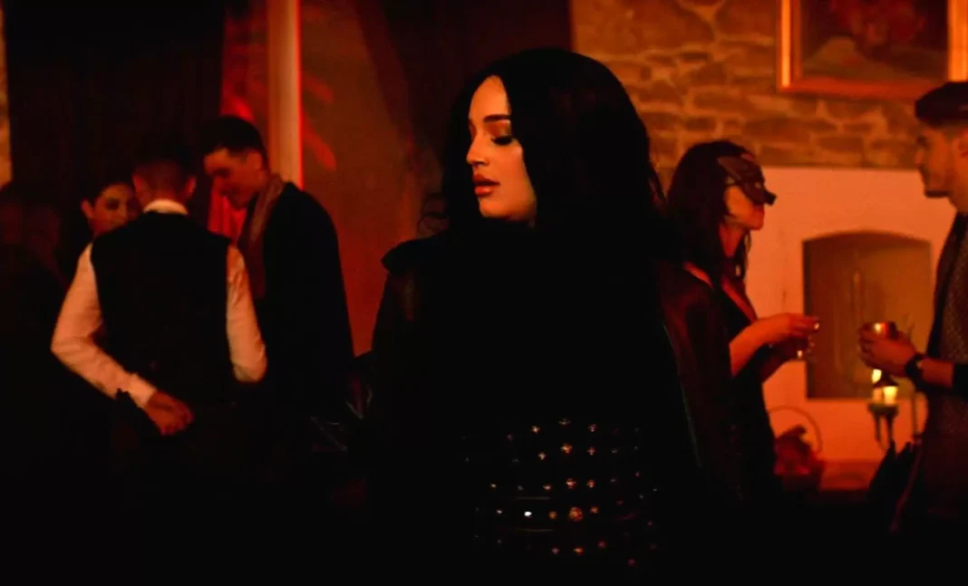 Numidia Lezoul casse la baraque avec son nouveau clip ! Numidia Lezoul lors d'une soirée dans un lieu cosy et chaleureux.