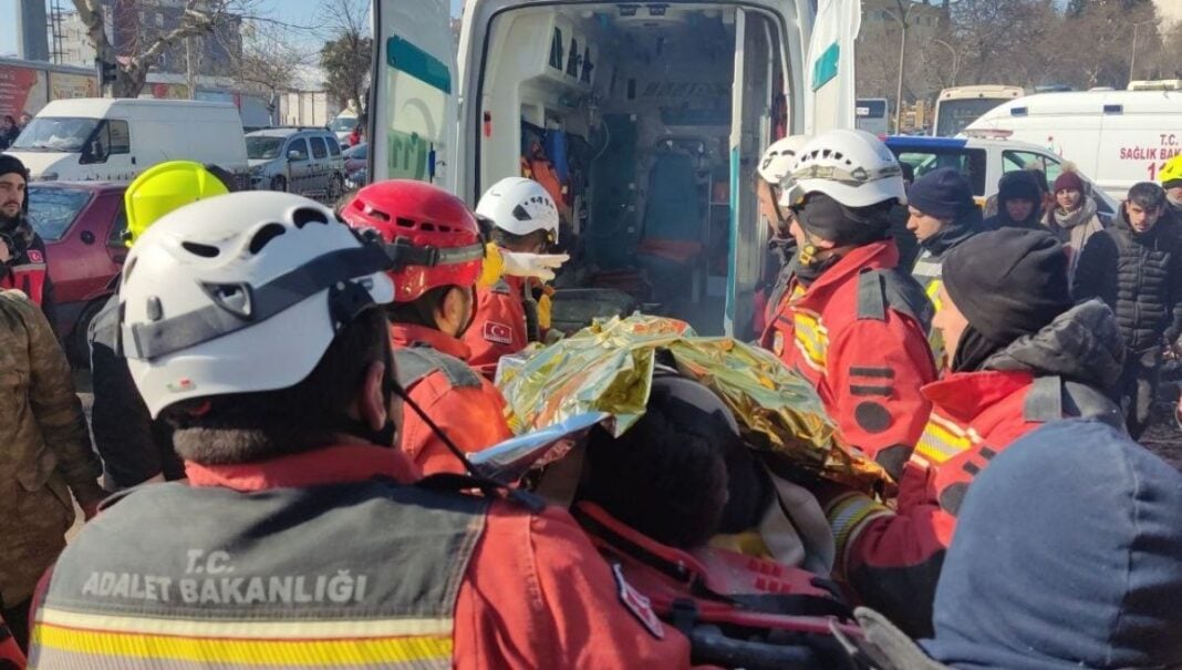 Séisme en Turquie : Les dépouilles mortelles ressortissants algériens rapatriées Équipe de secours en action lors d'une intervention d'urgence en Turquie.
