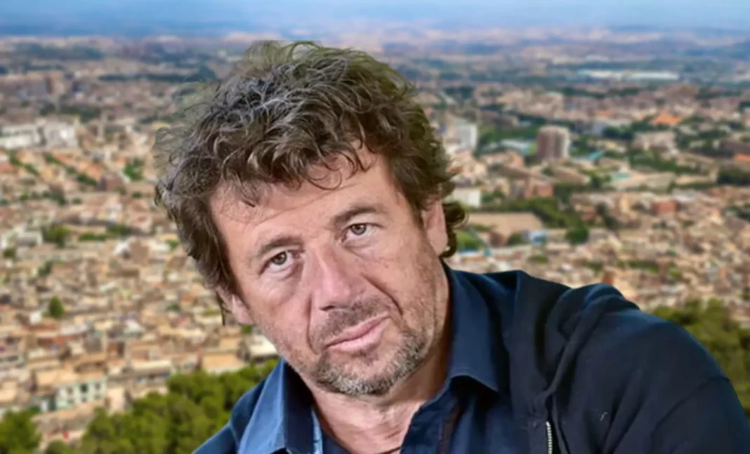 Incroyable! L’artiste français Patrick Bruel-Benguigui revient en Algérie Portrait de Patrick Bruel-Benguigui avec vue sur Alger en arrière-plan.