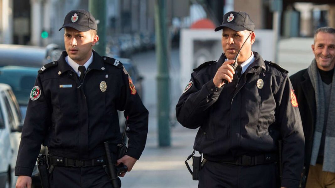 Arrestation d’un individu au Maroc pour une affaire d’homicide en France Policiers en uniforme lors d'une opération au Maroc.