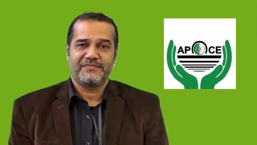 Homme avec logo APOCE, alerte sur la hausse des prix en Algérie.