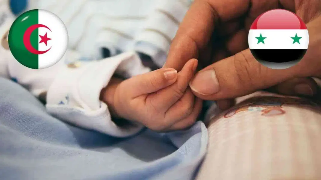 Mirobolant! Voici ce que fit un jeune parent syrien pour remercier l’Algérie Main d'un bébé syrien tenant le doigt d'un adulte syrien.
