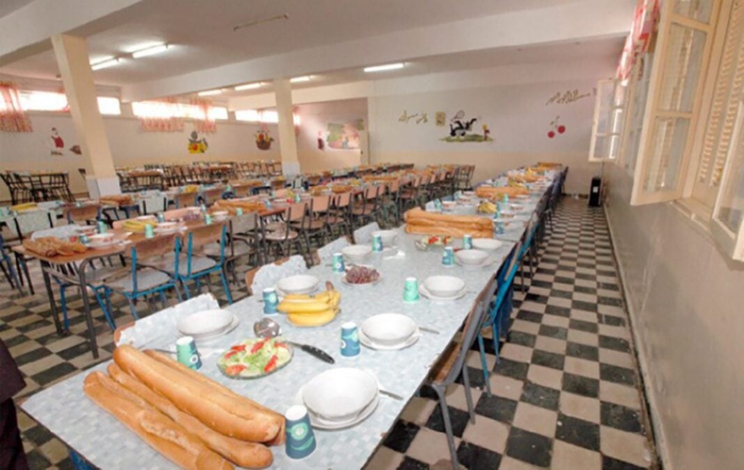 Salle de restauration préparée pour le Ramadan avec tables et nourriture.