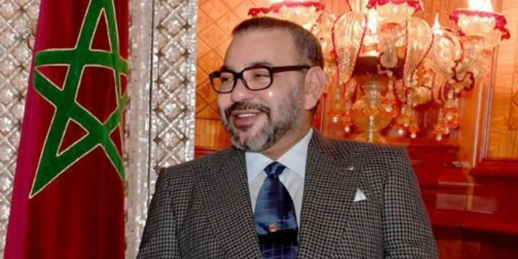 Le Maroc pourrait inquiéter l’Algérie en écrasant le Polisario avec l’aide d’Israël Homme marocain en costume avec drapeau du Maroc en arrière-plan.