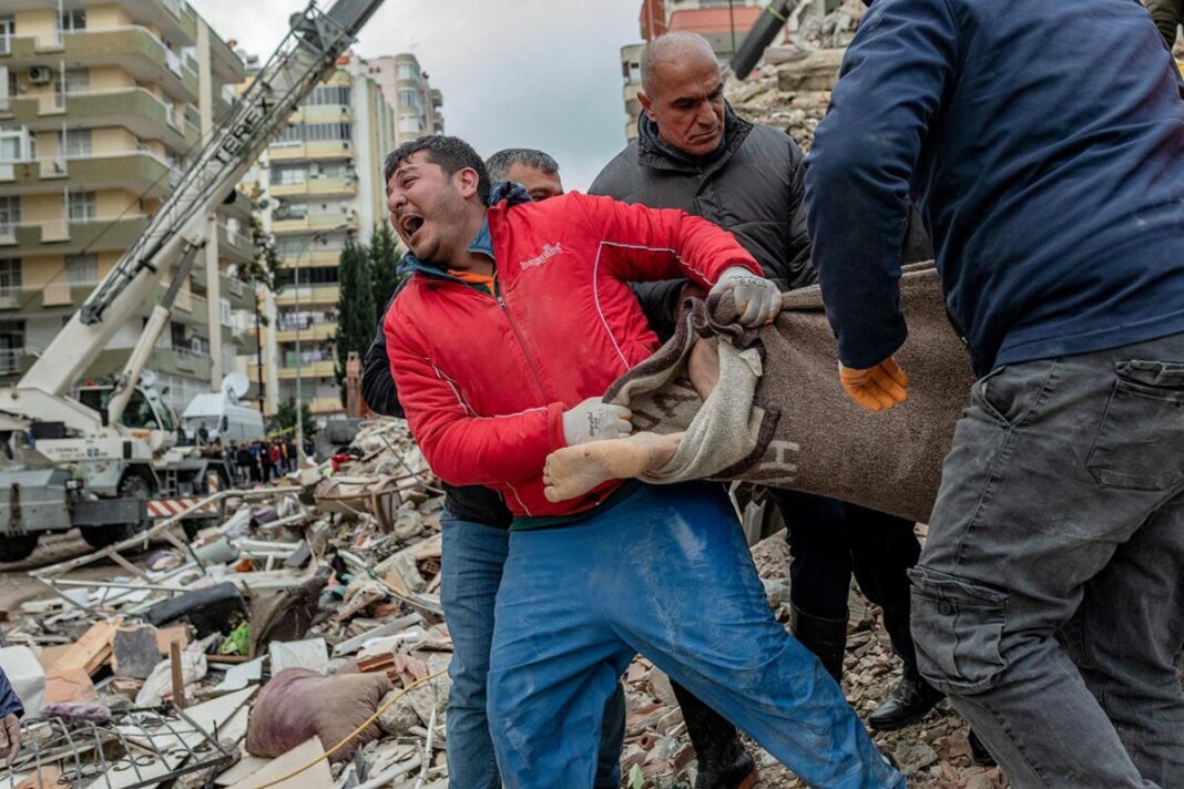 Secouristes aidant une victime dans les décombres du séisme en Turquie.