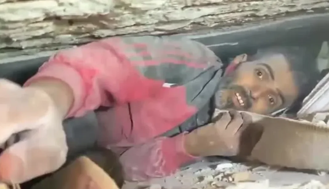 Après 296 heures sous les décombres, une famille a été secourue à Hatay Famille sauvée après 296 heures sous les décombres à Hatay.