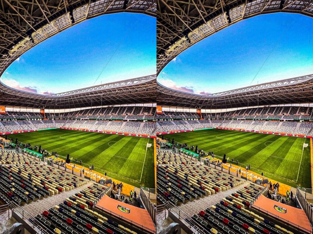 Stade Nelson Mandela vide, stade de football désert en Afrique du Sud.