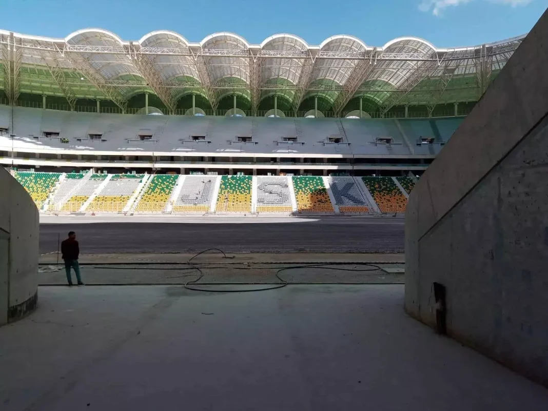 Coup de Tonnerre ! Le nouveau stade de Tizi-Ouzou ne sera pas inauguré le 20 avril à cause de… Vue du stade de Tizi-Ouzou en construction avec ciel bleu.