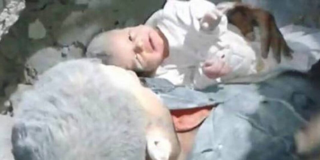 Syrie Sa mère l’a mis au monde sous les décombres : l’incroyable sauvetage d’un bébé à Alep Bébé sauvé sous les décombres à Alep, Syrie.