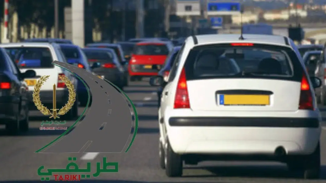 Voitures en circulation sur une route en Algérie.