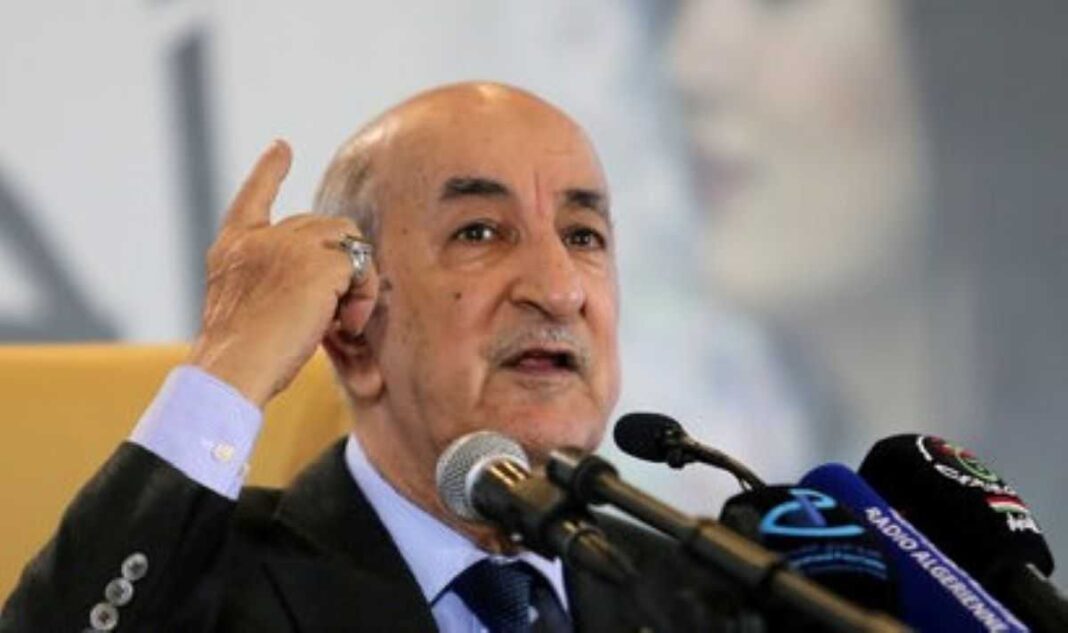 L’Algérie de Tebboune bascule dans une grande dictature Président Tebboune parlant lors d'une conférence en Algérie.