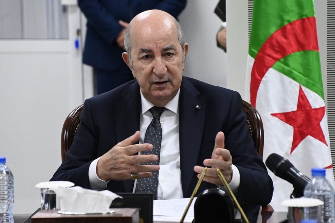 Etrange! Cette image de Tebboune irrite la présidence Président Tebboune en discussion lors d'une réunion officielle en Algérie.