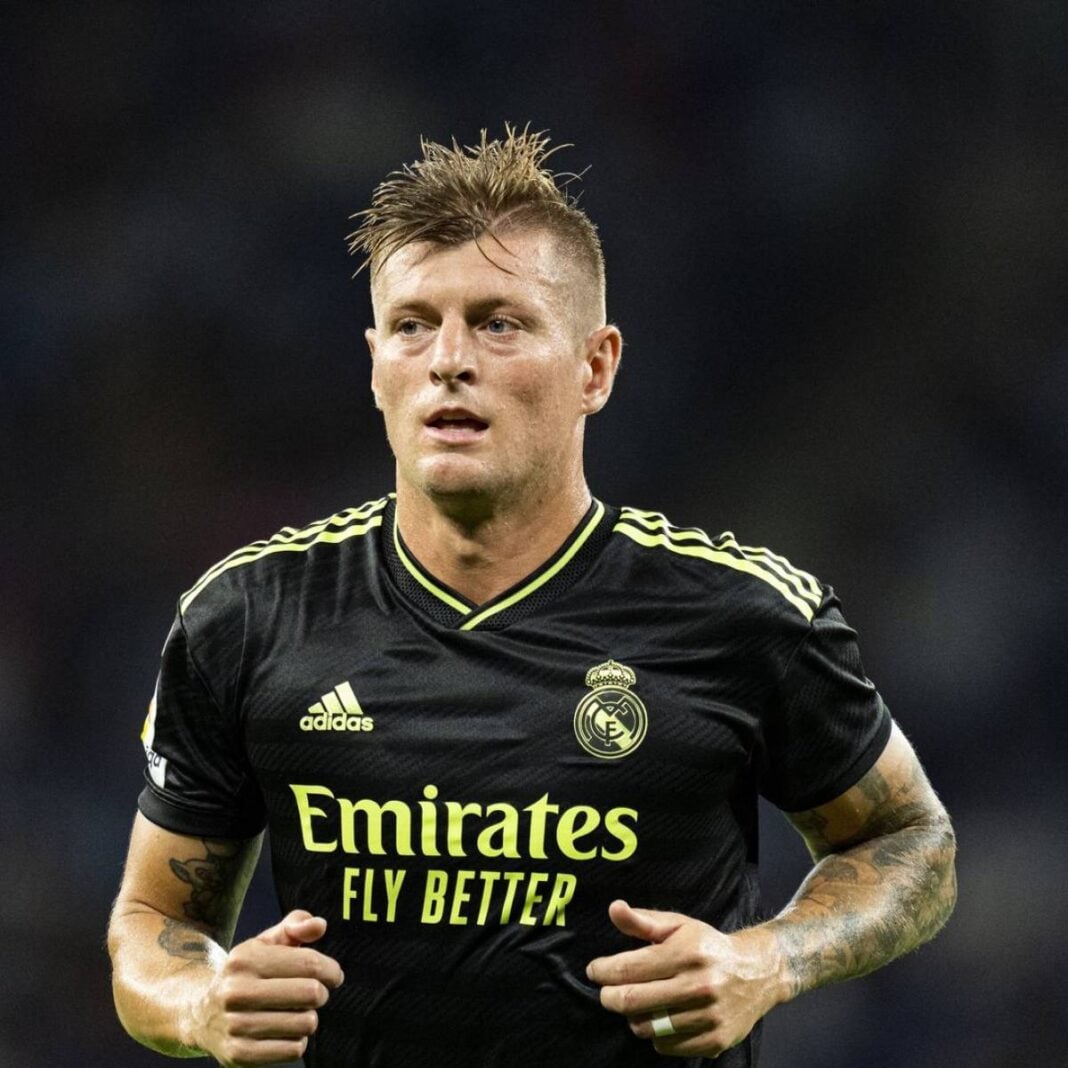 Exécrable ! Un joueur de Real Madrid victime d’intoxication au Maroc Joueur de football Real Madrid lors d'un match, portant un maillot noir.