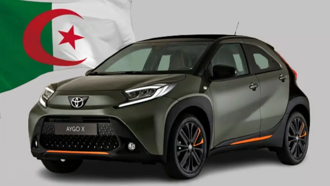 Toyota Aygo 2023 : Découvrez le prix de la voiture en Algérie Voiture Toyota Aygo 2023 avec drapeau algérien en arrière-plan.