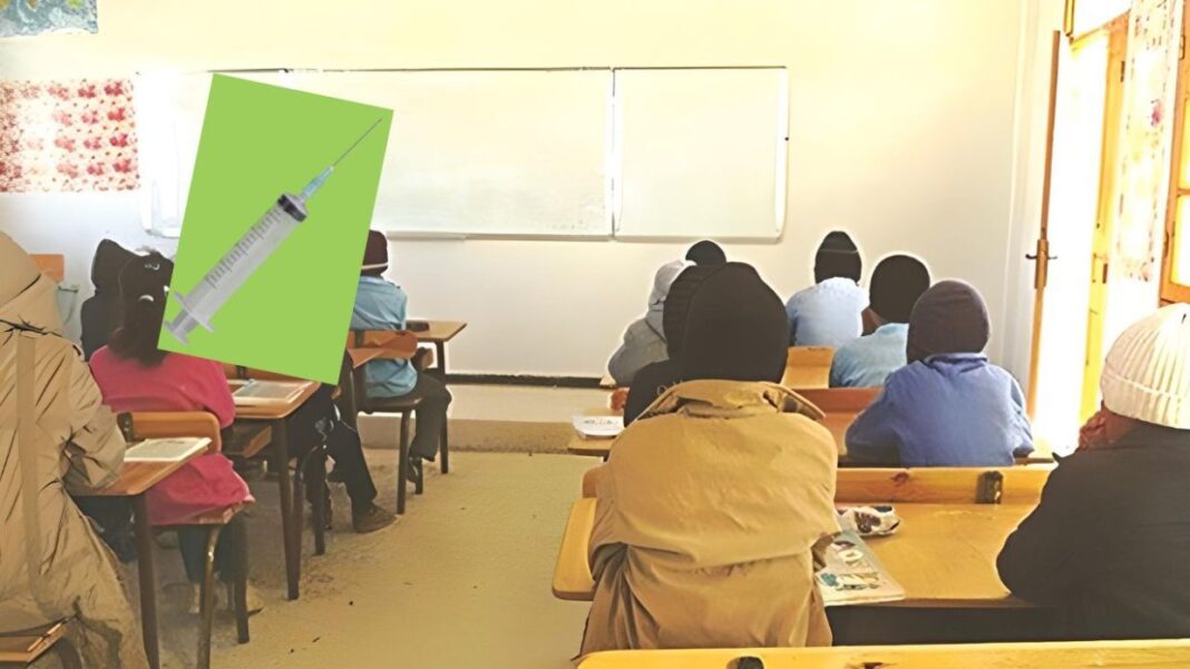 Étudiants en classe avec un professeur et un tableau blanc.