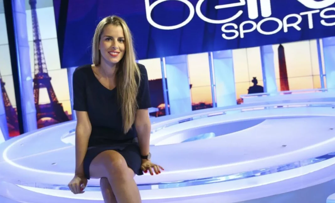 CHAN 2022 : Voici l’émouvant message de la journaliste Vanessa Le Moigne envers l’Algérie Vanessa Le Moigne dans un studio de sport avec décor parisien.