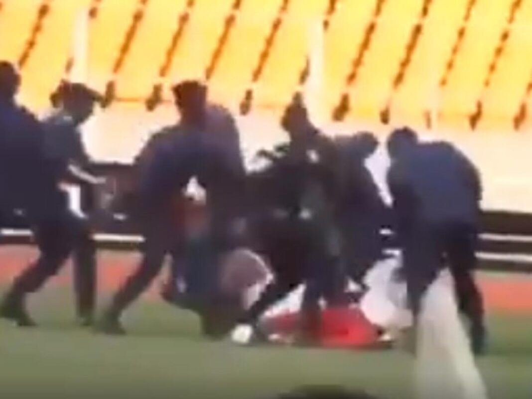 Violence lors d'un match au Congo Arbitre agressé violemment lors d'un match de football au Congo.