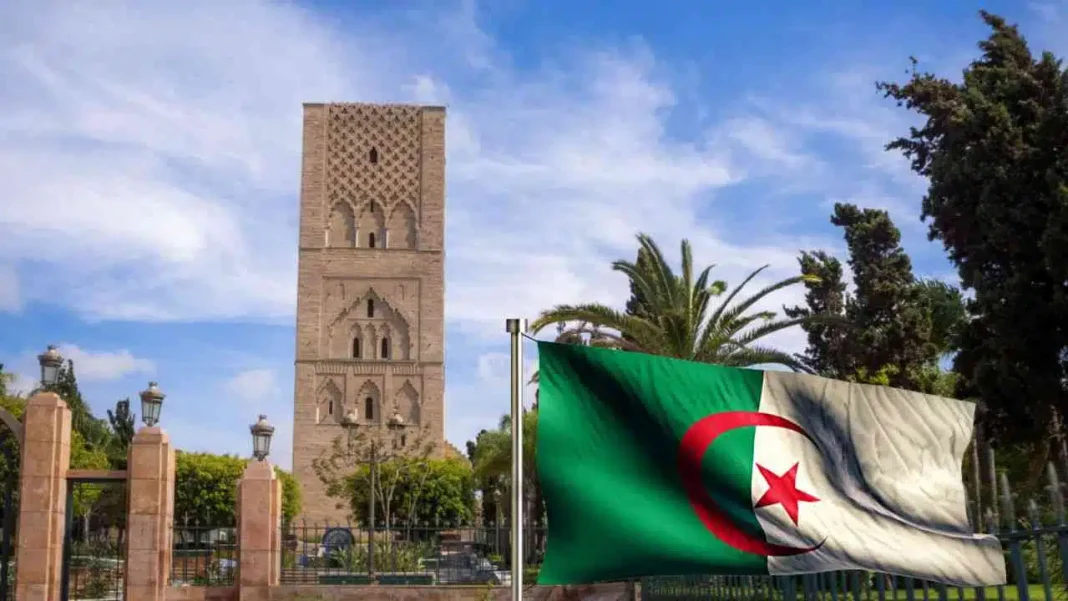 Tour de la Kasbah d'Alger Tour historique de la Kasbah d'Alger avec drapeau algérien.