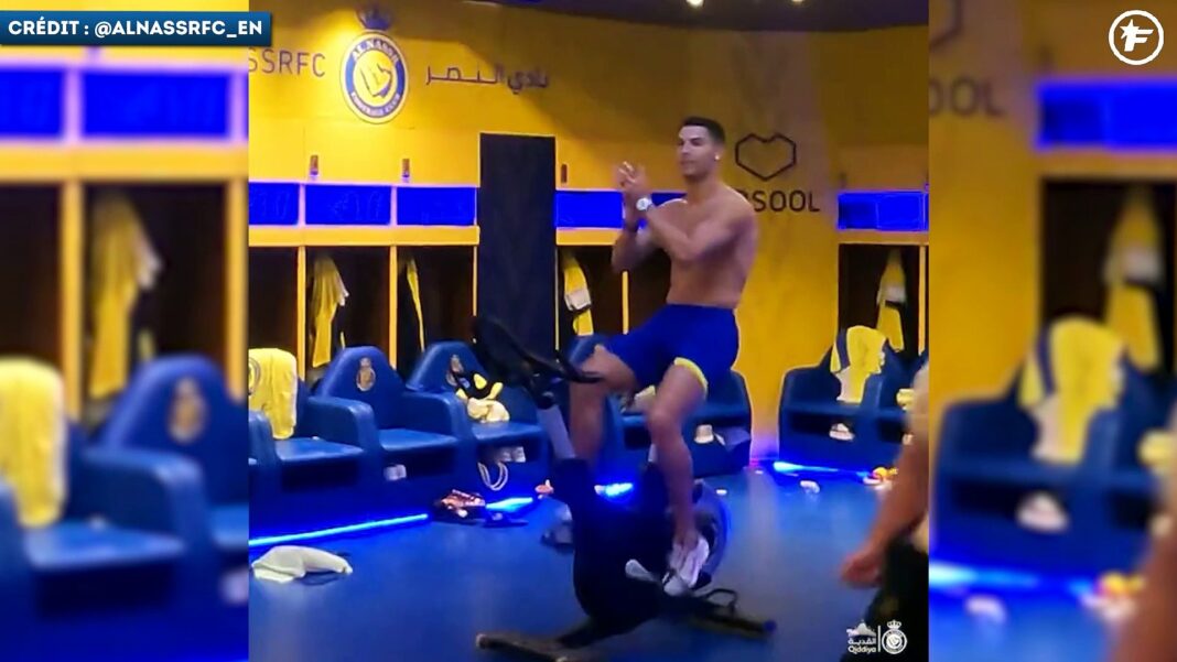 Footballeur s'entraînant dans un vestiaire avec équipement de sport.