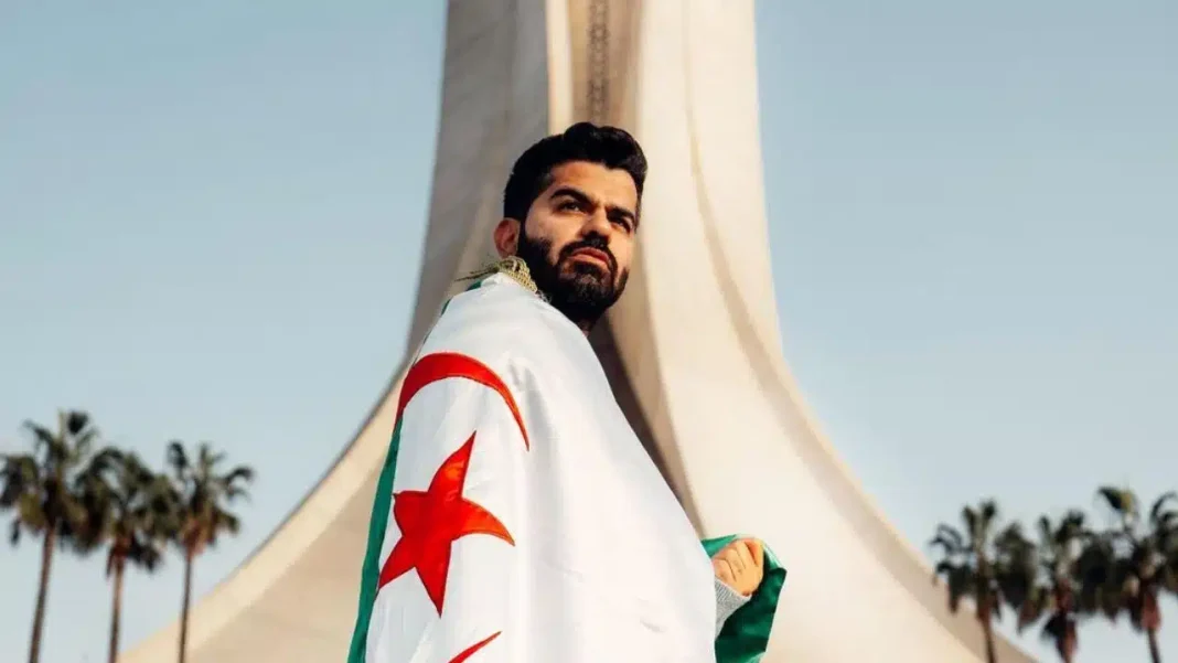 Sale coup avec le Maroc contre l’Algérie : Joe Hattab s’explique Youtubeur Joe Hattab devant la Casbah d'Alger, paysage urbain.