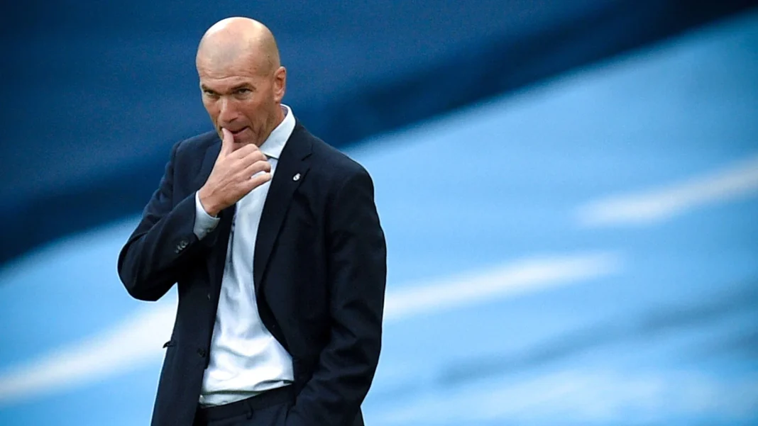Zidane au PSG, la grosse inquiétude Zidane en costume lors d'une conférence de presse au PSG.