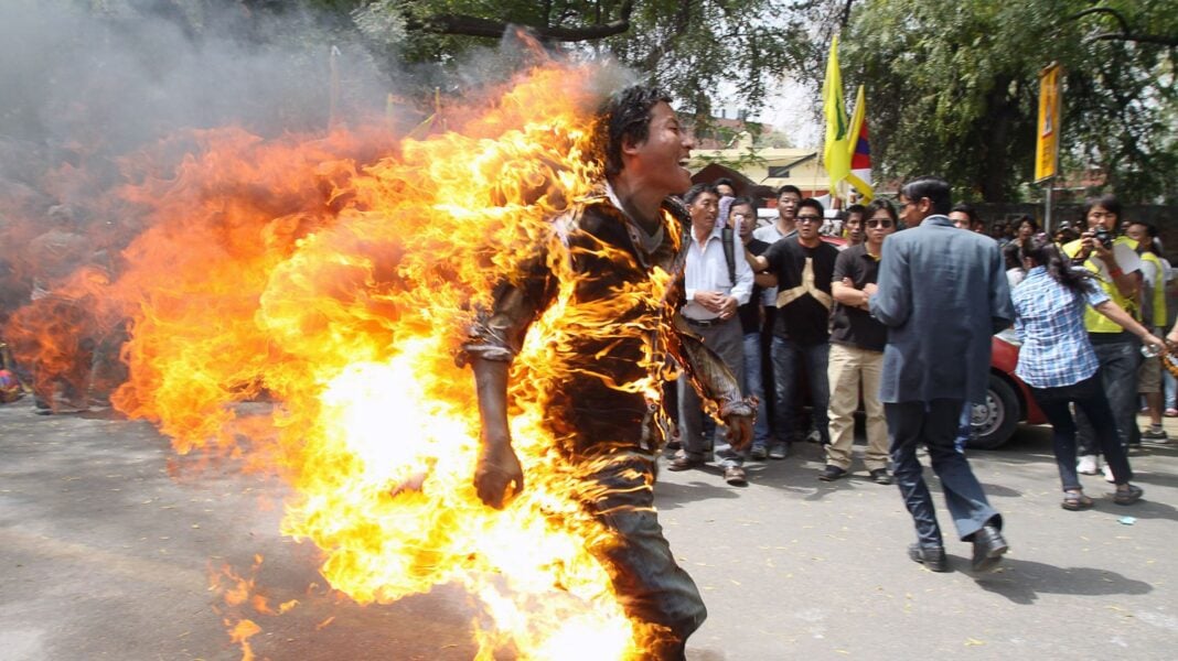 Triste. Après avoir été licencié, le jeune Algérien Hassi Messaoud s’immole par le feu Homme en feu lors d'une manifestation à Alger.